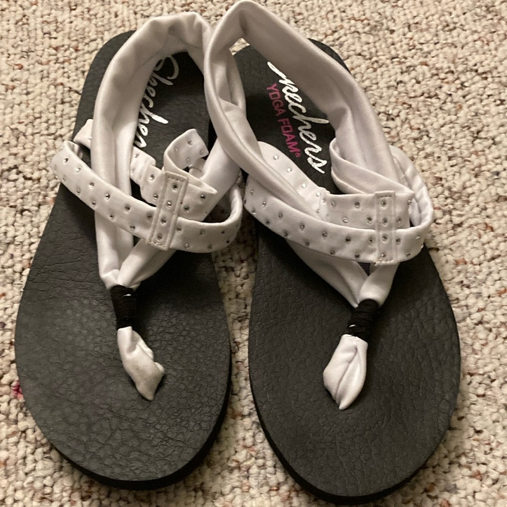 WORN ONCE…..Skechers Yoga Foam Black and White Thong Sandals